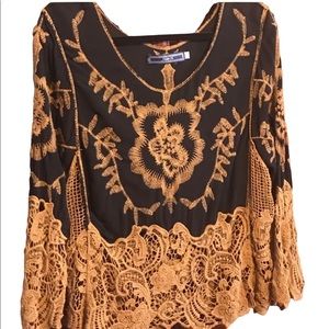 🛍NWOT Highness Silk Lace Top